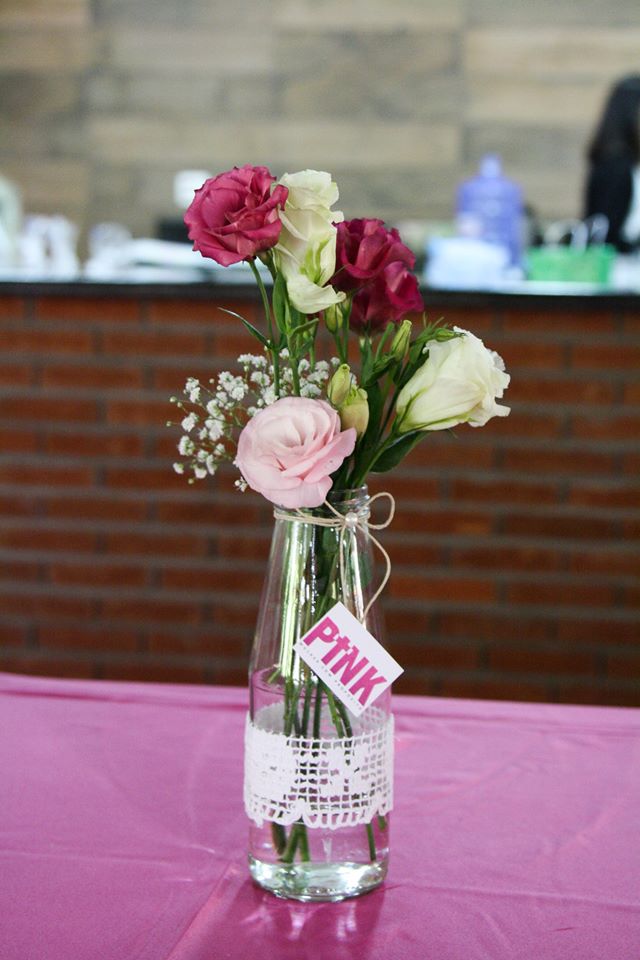 Vaso de flores rosas