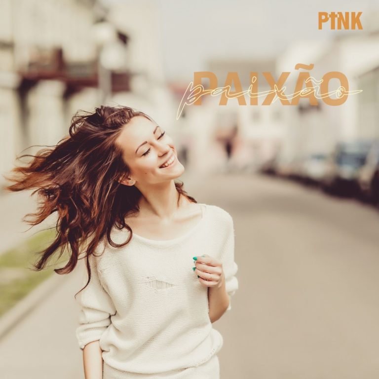 Arte da Série Paixão - Mulher caminhando com cabelos ao vento